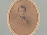 portrait d'un homme en costume et nœud papillon, dans un cadre bleu