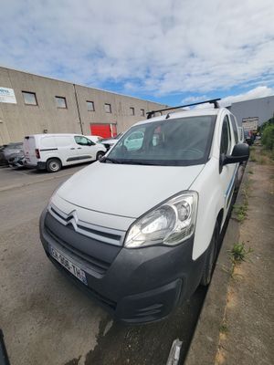 une camionnette blanche garée sur le bord de la route