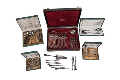 une boîte contenant de l'argenterie et d'autres objets en argent