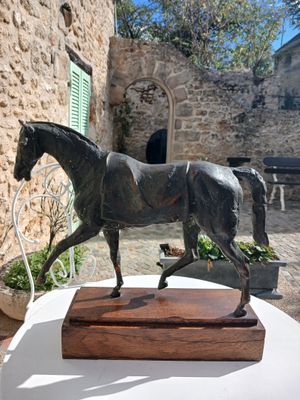 une statue de cheval posée sur une table