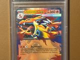 Une carte Pokémon est accrochée au mur d'une pièce.