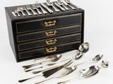 une boîte noire sur laquelle sont posés des couverts