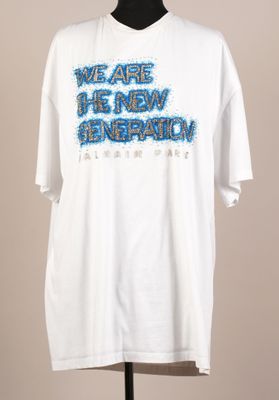un t-shirt blanc sur lequel est inscrit « We are the new generation »