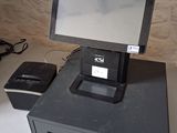 une image d'un terminal de point de vente surmonté d'un écran