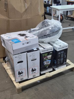 de nombreux cartons contenant du matériel électronique sur une palette dans un entrepôt