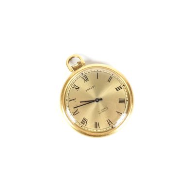 une montre de poche en or avec des chiffres romains sur le cadran