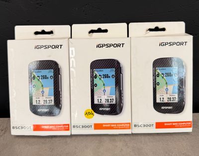 Il y a trois appareils Garmin dans les boîtes posées sur la table