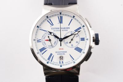 gros plan d'une montre-bracelet avec des chiffres romains