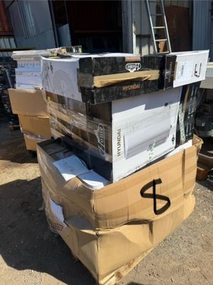 une pile de boîtes empilées les unes sur les autres