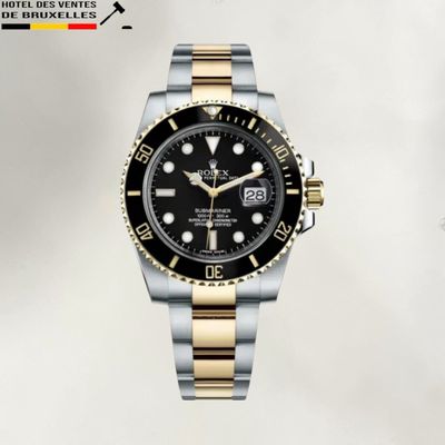 un gros plan d'une montre sur fond blanc, avec un cadran noir