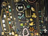 une valise remplie de nombreux types de bijoux différents