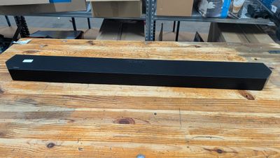 une table en bois sur laquelle est posée une barre de son