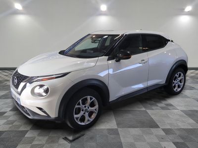 Le SUV Nissan Juke 2020 est exposé dans un showroom