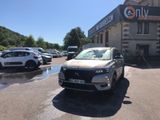une voiture garée devant un bâtiment