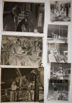 de nombreuses photos de personnes dans une pièce où il y a des tableaux accrochés aux murs