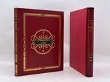 un livre rouge avec des bordures dorées et une couverture rouge