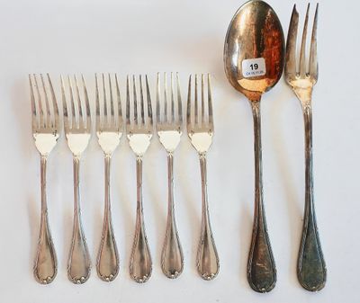 beaucoup de fourchettes et de cuillères sur la table