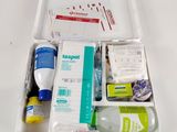 une boîte blanche contenant de nombreuses fournitures médicales