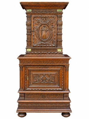une vieille horloge de parquet en bois, ornée de sculptures sur la façade