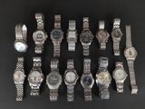 un grand nombre de montres posées sur une table