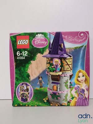 La boîte est ouverte pour montrer le contenu du château Lego Disney Princess.