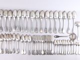 beaucoup de cuillères en argent et de cuillères à soupe sur la table