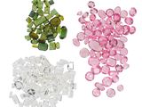 perles de verre roses, vertes et blanches sur fond blanc