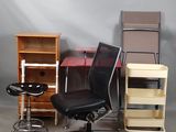 beaucoup de chaises de bureau et un bureau sur lequel se trouve un ordinateur