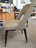 Paire de chaise, le piètement en bois noirci à sabot en lait… (photo 3)