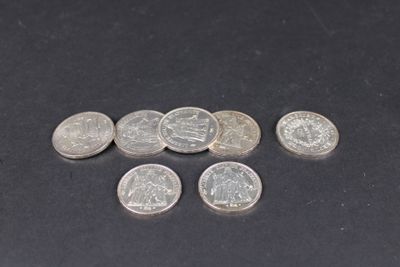 quelques pièces d'argent posées les unes à côté des autres sur une table
