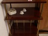 une étagère en bois sur laquelle est posé un téléphone
