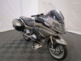 une moto garée sur un sol à damier noir et blanc