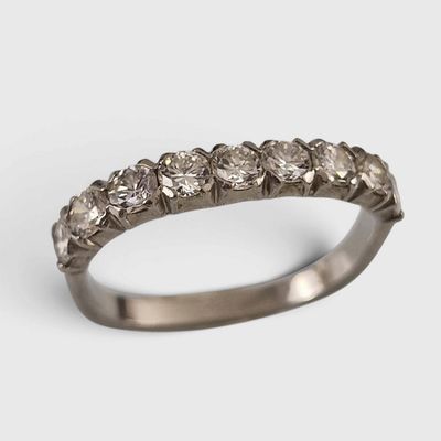 gros plan d'une bague en diamant sur fond blanc