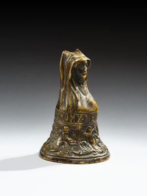 une image représentant une statue en bronze d'une femme assise sur une chaise