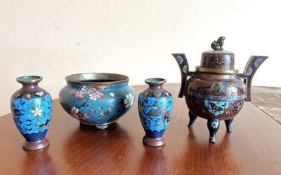 trois vases et une théière posés sur une table