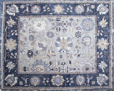 INDE, SHOBI, Tapis fond chiné gris turquoise, décor de tiges…