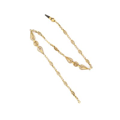une paire de boucles d'oreilles plaquées or avec une longue chaîne
