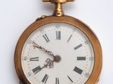 une montre de poche en or avec des chiffres romains