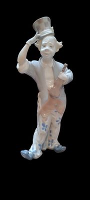 une figurine représentant un homme coiffé d'un haut-de-forme