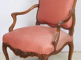 une image représentant une chaise dont l'assise est recouverte d'un tissu rose