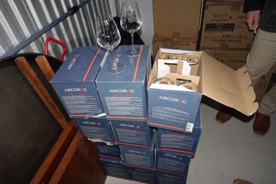 SUR DESIGNATION : Douze cartons de six verre à vin ARCOROC