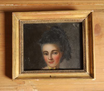 tableau représentant une femme en robe blanche, dans un cadre en bois