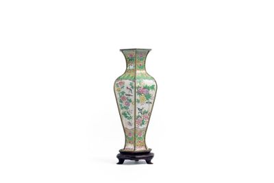 une image représentant un vase posé sur un socle, sur fond blanc