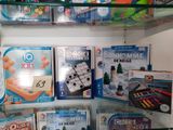 de nombreux jouets et jeux sur les rayons du magasin