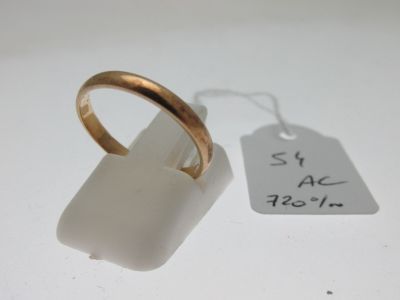 l'image d'une bague en or portant une étiquette de prix