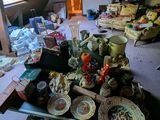 une pièce avec beaucoup d'objets sur le sol