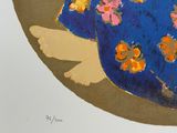 un tableau représentant une femme vêtue d'une robe bleue ornée de fleurs