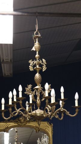 Important lustre en bronze à douze bras de lumière. H : 114