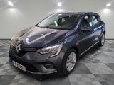 la voiture grise est garée sur un sol en damier dans le garage