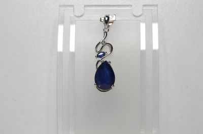 un gros plan sur un collier orné d'une larme bleue